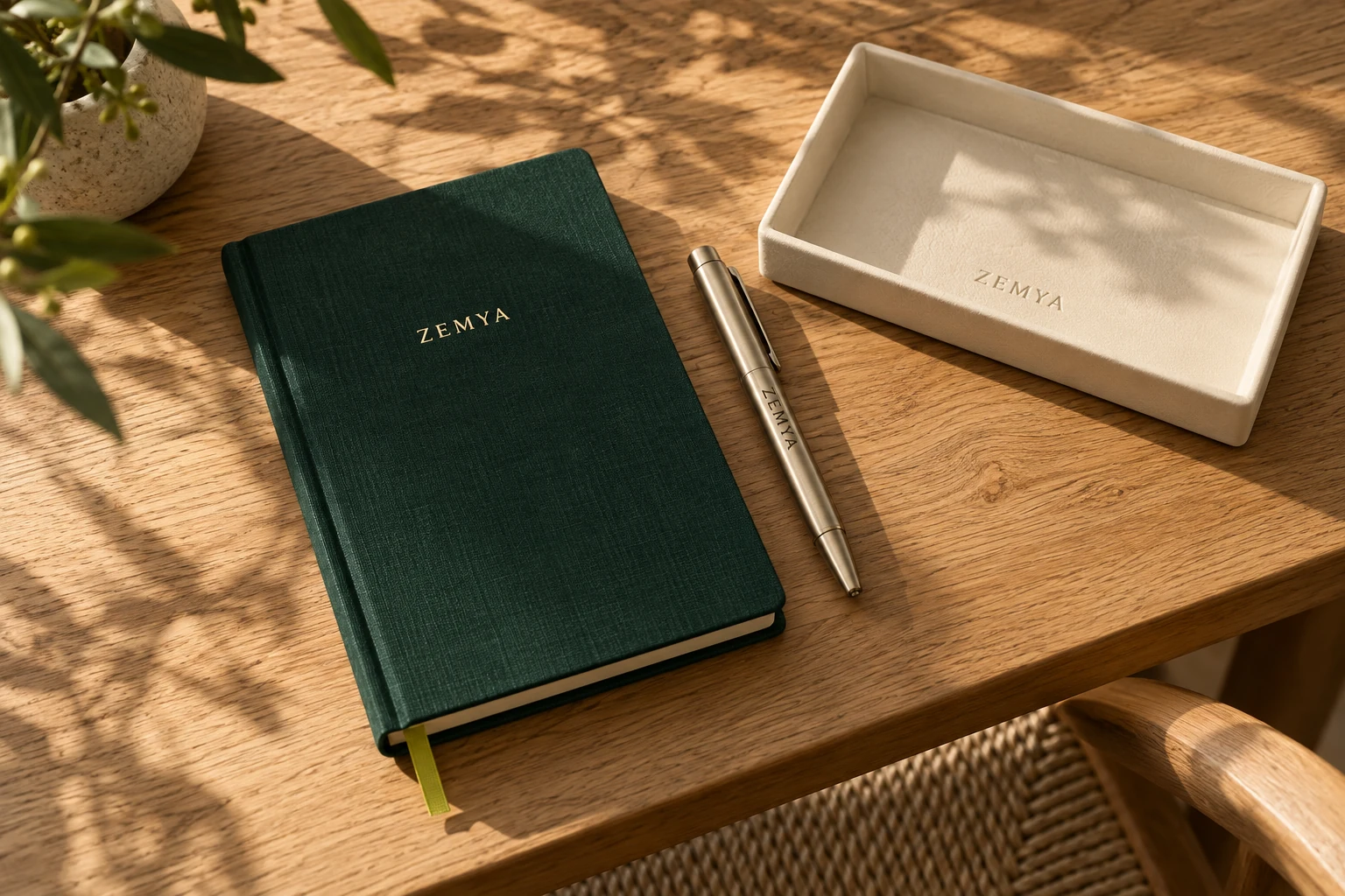 Notitieboek, pen en bureau-organizer met ZEMYA